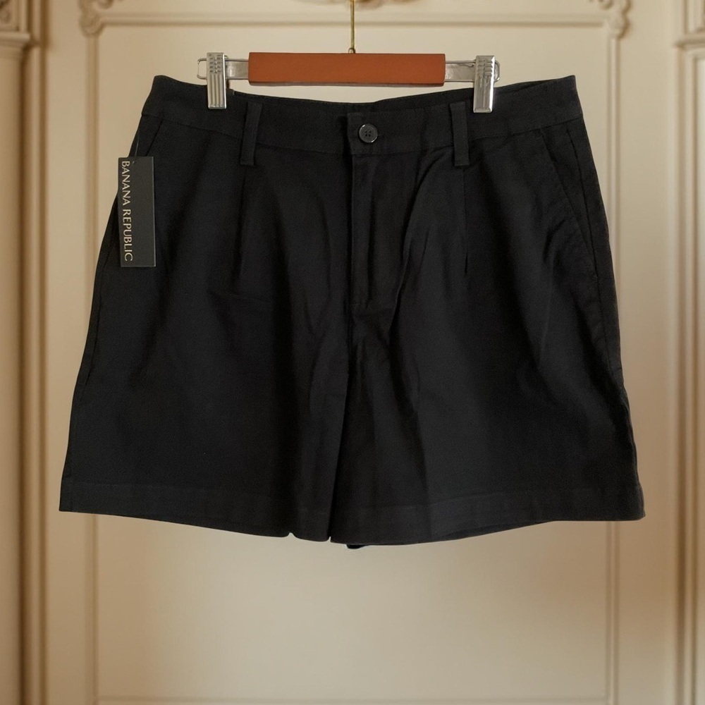 Banana republic NWT,black,high rise,button,5 inches,4 real pockets,soft SZ 8